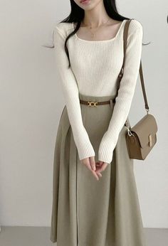 Soft Business Casual, Modest Business Outfits, Modest Pretty Outfits, Korean Casual Outfits Winter, White Skirt Outfit Winter, Cute Neutral Outfits, Modest Skirt Outfits, Soft Feminine Outfits, Modest Girly Outfits