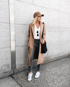 Go-to White Tee with Trench thick Camel Coat , washed jeans, faux suede baseball cap with adidas classics. I swear Coats are the best fashion investment! Camel Coat Outfit, Fall Fashion Coats, Mode Shoes, Cap Outfit, Mode Tips, Style Casual Chic, Summer Fashions, Blazer Outfit, Looks Street Style