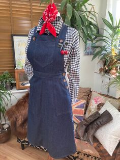 Vintage Style denim skirt overalls/dungarees, bib and brace skirt🍒jumper /apron Easy styling with this lovely overall skirt 40s/50s / western/ cowgirl/ Rockabilly /pin up  Dark Denim , Side button fastening skirt, Front pockets and a back pocket, A line skirt, Sits Just below the knee,27   Sizes 8.  26 waist 35 hips (inches)           10.  28           37           12.  30           39           14.  32           41           16.  34           43           18.  36           45          20.  38            47    Any sizing/measurement adjustments and skirt length preferences please let me know  I will always message you and check your measurements with you upon ordering  Dark denim care .. 30 degree wash  Warm iron  Do not tumble dry Vintage Overall Dress, Fitted Cotton Pinafore Dress For Fall, Fitted Cotton Knee-length Pinafore Dress, Fitted Denim Shortalls With Bib Front, Fitted Bib Front Shortalls With Pockets, Vintage Fitted Pinafore Dress, Vintage Sleeveless Overalls With Pockets, Fitted Cotton Bib Front Shortalls, Fitted Fall Pinafore Dress With Pockets