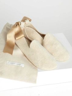 Our luxe Slipper Socks in 100% cashmere are an online exclusive. These slip-ons feature vegan leather soles, detachable satin ribbon and a brushed twill pouch. Lori Dress, Luxe Lounge, Gold Holiday, Luxury Belts, Chic Sandals, Cashmere Accessories, Womens Cashmere, Slipper Socks, Elegant Accessories