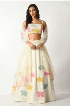 Aza Fashions Lehenga, Indian Outfits Lehenga Modern, Modern Lehenga Designs, Flower Lehenga, Marriage Outfit, Lehenga White, Indian Outfits Modern, Navratri Lehenga, Ceremony Outfit