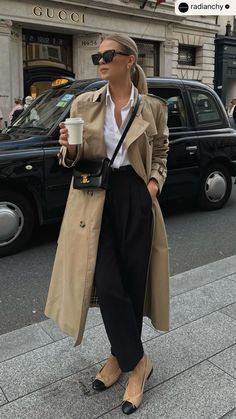 Eleve seus looks de trabalho com um trench coat! Elegante, prático e perfeito para os dias mais frios. #trenchcoat #looktrabalho #modafeminina #ootd #modafeminina #lookdodia #estilo #fashion #outfit #styleinspiration #trenchcoat #tendencia #workwear #casualstyle Ballet Flats Outfit, Closet Basics, Adrette Outfits, Stile Boho Chic, Elegant Classy Outfits, Work Women, Street Jacket, Flats Outfit