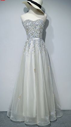 A formal dress dress with a hairline starting Formal Dress Sparkly, A Line Formal Dress, Short Semi Formal Dresses, Evening Fashion, Strapless Prom Dress, Best Prom Dresses, Elegant Prom Dresses, Sequin Prom Dresses, Art Dress