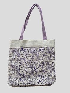 Ecru Tote bag with block print of a flower. Available in purple and blue. Total 5 pieces, 2 in blue and 3 in purple. All bags are different in, for example, the color of the handles and the shape of the inner bag. Dimensions approximately 38 high and 35 wide. (May vary slightly per bag) Zip pocket on the inside. Unlined. Colours: Ecru and purple Dimensions: approximately 38x35cm hxw Purple Rectangular Travel Canvas Bag, Purple Rectangular Canvas Travel Bag, Rectangular Purple Canvas Travel Bag, Purple Square Bag For Gift, Purple Rectangular Canvas Bag For Everyday, Purple Rectangular Canvas Bag For Everyday Use, Purple Square Bag For Everyday Use, Purple Rectangular Canvas Everyday Bag, Everyday Purple Rectangular Canvas Bag