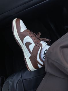 Chocolate Dunks Outfit, Cute Shoes Brown, Air Jordan Low Women, Mocha Dunks, Brown Nike Dunks, Tenis Nike Dunk, Dunks Aesthetic, Dunk Nike, Wmns Air Jordan 1