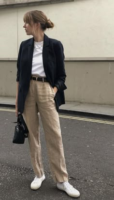 Lizzy Hadfield, Blazer And T Shirt, Streetwear Mode, Beige Pants, Looks Street Style, Urban Street Style, 가을 패션