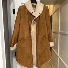 Almost To Knee Never Worn Yako Shearling Pet Free Smoke Free Home Size 38 Belt Loops But Jacket Came With No Belt Classic Beige Fur Coat With Faux Fur Lining, Shearling Jacket, Jackets & Coats, Jackets For Women, Pet, Cream, Women Shopping, Color