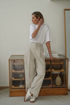 Outfit Minimalista, Stile Casual Chic, Trouser Outfit, Summer Work Outfits, Basic Outfits, Office Outfits