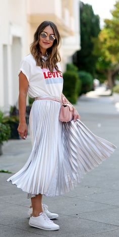 Five Ways With The Pleated Skirt – Grace Melbourne Midi Skirt With Tennis Shoes, Skirts With Tennis Shoes Outfits, Sneaker Skirt Outfits Women, Skirts With Tennis Shoes, Pleated Skirt With Tshirt, Platted Skirt Outfit, Skirt And Tennis Shoes Outfits, Dress With Tennis Shoes Outfits, Dress And Tennis Shoes Outfits