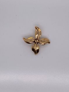 Vintage 14k yellow gold flower charm pendant. The charm weighs 2.75 grams of gold. Green Stone Rings, Gold C, Plain Bands, Charm Necklaces, Real Vintage, Gold Flower, Boston Ma, Flower Charm, Green Stone