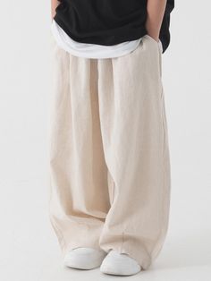 These kids' balloon pants are crafted from a premium bio-washed linen-cotton blend (55% linen, 45% cotton), offering superior breathability and durability with minimal transparency. The design features an elastic waistband and two vertical darts that create a flattering tapered silhouette, available in beige, black, and khaki across sizes J1-J4 to fit children from 110-150cm tall. The comfortable wide-leg cut naturally complements various body shapes while maintaining a sophisticated balloon sil Black And Khaki, Balloon Pants, Roger Taylor, Bottom Clothes, Bottoms Pants, Body Shapes, Design Features, Wide Leg, Balloons