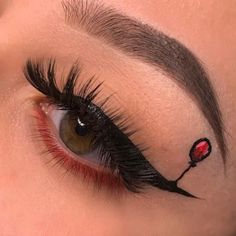 Easy Halloween Eyeshadow Looks, Spooky Eyeliner Looks, Hallowen Meka Up, Spooky Makeup Looks Easy, Easy Halloween Make Up Look, Spooky Eyeliner, Simple Halloween Eye Makeup, Eyeliner Halloween Makeup, Subtle Halloween Makeup