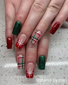 Christmas Nail Designs Acrylic, Red Christmas Nails, Plaid Nails, Cute Christmas Nails, Christmas Gel Nails, Christmas Nails Easy, Christmas Nail Art Designs, Makijaż Smokey Eye, Christmas Nails Acrylic