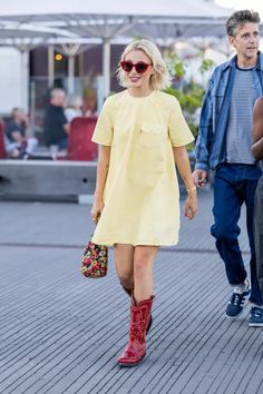 Red Boots Outfit, Fashion Week Spring Summer 2023, Red Cowboy Boots Outfit, Western Boots Outfit, Botas Cowboy, Red Cowboy Boots, Pretty Summer Dresses, Look Jean, Nice Fashion