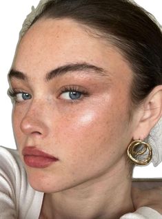 Soft Cool Makeup, Classy Old Money Makeup, Freckle Friendly Makeup, Dewy Makeup Aesthetic, Bronze Makeup Wedding Sun Kissed, Dewy Makeup Pale Skin, Gentle Makeup Natural, Brown Eyes Fair Skin Makeup, Casual Makeup Aesthetic