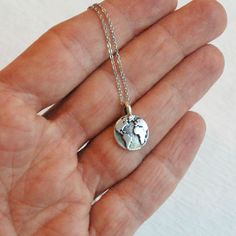 Silberkette Erde Zinn travel Charme Anhänger Welt von 3BeadDesigns World Map Necklace, World Necklace, Chain Rings, Travel Charms, Tiny Charm, Map Necklace, Travel Jewelry, Rings Simple