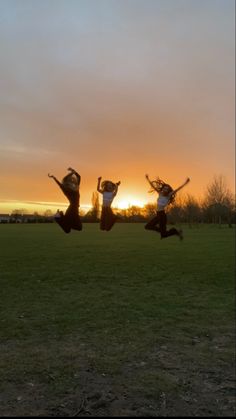 trio in summer sunset jumping in the air doing the high school musical pose 4 Bff Poses Photo Ideas, Photos To Take With Your Friend Group, Pictures To Take With Your Friend Group, Poses For 6 People, Bff Pictures 3 People, Pictures To Re-create With Your Friends, Group Pic Ideas Friends Fun, Poses For 3 Friends, 3 Best Friends Pictures