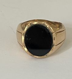 Signet ring in yellow gold (18k) set with an oval onyx plaque. Plate: 15 x 13 mm. Gross Weight: 13.60 g. Size: 56 Possibility of sizing, contact us. Further information : We issue an invoice as well as a certificate of authenticity established by our qualified gemologist (LFG Paris). Our photos are not reworked and are taken in a natural light environment. We can send you a short video upon simple request. Each piece of jewelry is delivered in a box. Each shipment is made with insurance and trac Luxury Oval Onyx Signet Ring, Classic Oval Black Enamel Signet Ring, Formal Oval Black Enamel Signet Ring, Oval Yellow Gold Signet Ring With Black Enamel, Formal Black Oval Cabochon Signet Ring, Black Cabochon Signet Ring For Formal Occasions, Formal Black Cabochon Signet Ring, Black Oval Signet Ring For Formal Occasion, Oval Onyx Signet Ring With Gemstone