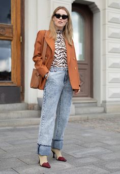 Street Style Simple Work Outfits, Jeans Outfit For Work, Stockholm Fashion Week, Jeans Trend, Cute Outfits With Jeans, Stockholm Street Style, Summer Work Outfits, Outfit Jeans, Acid Wash Jeans