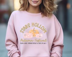 Calling all Gilmore Girls fans! This Stars Hollow pink crewneck is the perfect sweatshirt to keep you warm during comfy cozy season!It's pre-shrunk with a classic fit that's made with air-jet spun yarn for a soft feel.• 50% cotton, 50% polyester• Pre-shrunkWe recommend washing your garment using the gentle cycle and hanging up to dry.Please note:Apparel is made to order, therefore we are unable to accept returns unless you received a damaged item. Please refer to the size chart to help avoid ord Stars Hollow Fall, Gilmore Girls Sweatshirt, Teacher Ootd, Gilmore Girls Fan, Girls Sweatshirt, Stars Hollow, Cozy Season, Teacher Style, Pink Crewneck