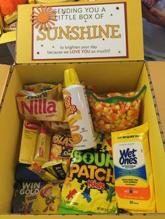 Thinking of you Box Of Sunshine Gift For Guys, Thinking Of You Box Ideas, Thinking Of You Basket Care Packages, Sorry Box For Boyfriend, Color Boxes Gift, Color Theme Gifts, Thinking Of You Basket, Care Package Ideas For Friend Cheer Up, Thinking Of You Gift Ideas