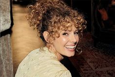 Esther Acebo da a luz en casa a su primera hija - magazinespain.com Bangs 2023, Curly Hair Fringe, Curly Pixie Hairstyles, Easy Hair Updos, Hair Brained, Happy Hair, Short Curly Hair