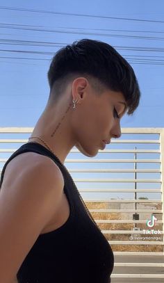 Sides Undercut, Tomboy Haircut, Tomboy Hairstyles, Short Hair Tomboy, Short Hair Undercut, Undercut Pixie Haircut, Shot Hair Styles, Undercut Pixie, Trendy Short Hair