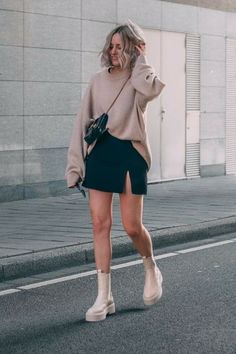 Outfit Ideas With Beige Boots, How To Style Beige Boots, Styling Beige Boots, Neutral Boots Outfit, Look Boots Beige, Tan Chunky Boots Outfit, Chunky Boots And Dress Outfit, Nude Chelsea Boots Outfit, Beige Chunky Boots Outfit