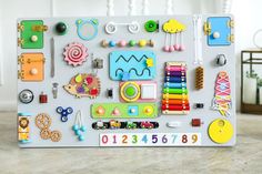 Busy Board - Tableau d'activité 14th Birthday Party Ideas, Busy Board Baby, Baby Spa, Sensory Wall, Busy Boards, Baby Sensory Play, Sensory Room, Activity Board