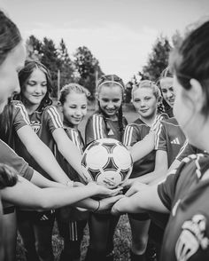 My little soccer star ⭐️ I wish the team pics didn’t have to be cropped to post because all these girls are so awesome!! Great pics by @therolstonimage Soccer Team Picture Ideas, Soccer Team Photo Ideas, Team Soccer Pictures, Youth Soccer Pictures, Soccer Photo Ideas, Workouts Hitt, Soccer Photoshoot Ideas, Team Picture Ideas, Soccer Portraits