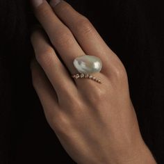 Description Mizuki's beautiful ring combining movement, diamonds and the luster of a white baroque pearl.Its striking and a conversation piece. 0.23CT Diamonds 14-karat Solid Yellow Gold Baroque Pearl Ring size 7 (other sizes need to pre-ordered) Please allow extra 7-10 days if ring resizing is needed White Pearl Ring, Classy Jewelry, Jewelry Lookbook, 가을 패션, Beautiful Ring, Dream Jewelry, Tahiti, Gold Band, Baroque Pearls