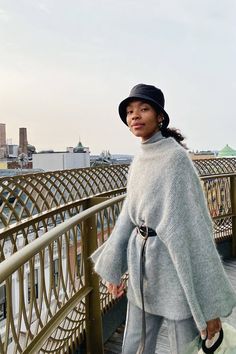 Bucket Hat Styling, Dress With Bucket Hat, Outfit With Braids, Bucket Hat Outfit Summer, Bucket Hat Street Style, Bucket Hat With String