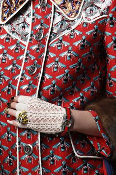 Gucci Spring 2016 Ready-to-Wear Collection - Vogue Gucci 2016, Winter Gloves, Moda Vintage, Looks Vintage