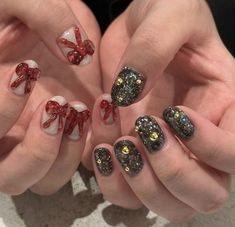 Korean Christmas Nails Design, Christmas Nails Japanese, Christmas Nails Kawaii, Kawaii Christmas Nails, Christmas Nail Charms, Year Nails, Claw Nails, Black Nail, New Year's Nails