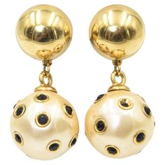 These earring scream fun. The top section is an approximately .85" wide gold button clip-on earring from which 26mm (1") creamy costume pearl ball dangles. The pearl ball is studded with facetted back crystals set in a gold toned bezel. Funky Accessories, Color Crema, Open Hoop Earrings, Accessories Jewelry Earrings, Dream Jewelry, Diamond Sizes, Gold Buttons, Gold Studs, Pink Sapphire