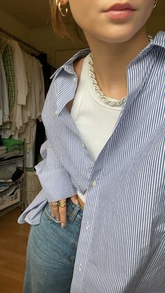 Big Striped Shirt Outfit, Blue Striped Button Down Shirt Outfit, Blue Striped Blouse Outfit, Striped Blouse Outfit, Outfits With Striped Shirts, Mode Zara, Casual College Outfits, Uni Outfits, Boho Chic Outfits