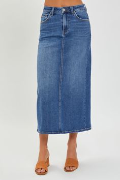 The High Rise Back Slit Denim Skirt is a stylish and versatile addition to your wardrobe. Made from high-quality denim, this skirt features a high-rise waist and a trendy back slit detail. Pair it with a tucked-in blouse and heels for a chic look, or dress it down with a graphic tee and sneakers for a more casual vibe. With its flattering fit and on-trend design, this denim skirt is sure to become a staple piece in your closet. Features: Slit, Pocketed Stretch: Moderate stretch Material composit Classic Denim Shorts, Long Denim Skirt, Denim Maxi Skirt, Jeans Rock, Distressed Denim Shorts, Staple Pieces, Look Chic, Edgy Fashion, Distressed Denim