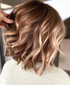 21 Stunning Examples of Caramel Balayage Highlights for 2022 Rambut Brunette, Thick Wavy Hair, Brown Hair With Blonde Highlights, Caramel Hair, Caramel Highlights, Short Hair Balayage, Brown Blonde Hair, Brown Hair With Highlights, Long Wavy Hair