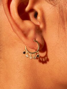 Drawing inspiration from the Arab world in both their name and their curves, Mahdi jewelry wonderfully combines several complementary stones. These earrings will reflect in your ears all the finesse and precision of the Byzantine spirit of its origins.

 These earrings are handcrafted in 18K gold plated brass and set with a textured onyx, a labradorite and a moonstone. Available in several colors. Each stone is unique, its color may vary. Look Rock, Quartz Rose, Ring Necklace, Shop Earrings, Labradorite, Moonstone, Necklaces Bracelets, Onyx, 18k Gold