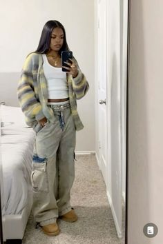 black girl outift ideas inspo fall winter warm sweater cargo pants uggs easy simple fly tank middle part bussdown Venus Sagittarius, Snazzy Outfits, Tuff Fits, Pakaian Hipster, Fall Wallpapers, Thrift Inspo, Fly Outfit, Birthday Hair