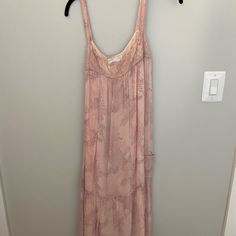 Never Worn Mauve Floral Print Summer Dress, Chic Flowy Mauve Dress, Chic Mauve Dress For Date Night, Mauve Sleeveless Dress With Floral Print, Mauve Floral Print Midi Dress, Flowy Feminine Mauve Dress, Mauve Dress For Summer Date Night, Purple Midi Sundress, Chic Mauve Summer Dress