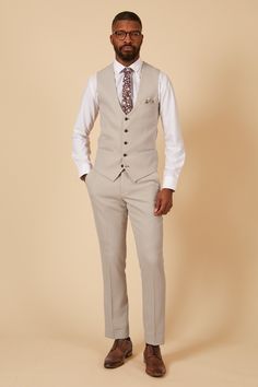 EXCLUSIVE to Marc Darcy - Manchester United & England Footballer Harry Maguire's Wedding Suit With its neutral colour and slim fit, this tailored suit is a three-piece you'll look forward to showing off. Designed exclusively for Manchester United footballer Harry Maguire, the style boasts the bespoke MD circle print lining, notch lapels with MD badge and is trimmed with marbled buttons. Features Slim fit Single-breasted waistcoat Notch lapel Double back vent Four button cuff Double button blazer Wedding Suit Styles, Ben Johnson, Attention Grabber, Circle Print, Tailored Suit, Paisley Tie, Wedding Suit, Newcastle United, Three Piece Suit