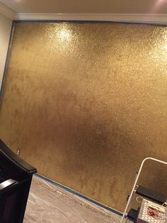 a room that has some gold paint on it