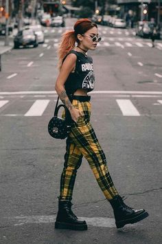 Dr Martens Fashion, Stile Punk Rock, Grunge Looks, Dr Martens Outfit, Punk Style Outfits, Estilo Hipster, 90s Fashion Grunge