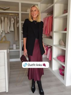 Gonna Bordeaux Outfit, Bronze Sequin Skirt Outfit, Burgundy Midi Skirt Outfit, Burgundy Office Outfit, Burgundy Slip Dress Outfit, Maroon Satin Skirt Outfit, Burgundy Satin Skirt, Burgundy Christmas Outfit Family, Burgundy Silk Skirt Outfit