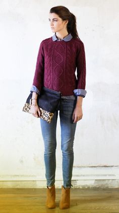 Chambray, burgundy sweater, skinny jeans, ankle boots, leopard bag. Check, check, and check. Pretty sure I could do this with pieces I own already. How To Wear Shirt, Fair Isles, Burgundy Sweater, Casual Work Outfits, Looks Chic, 가을 패션, Preppy Outfits, Work Fashion, Fall Winter Outfits