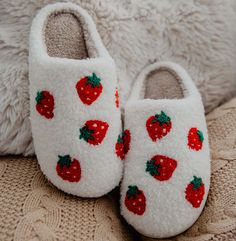 Bedroom Slippers, Cute Slippers, Cozy Lounge, Fuzzy Slippers, Mode Inspo, Comfy Cozy, House Slippers