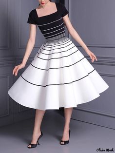 Olivia Mark - Chic Striped Midi Dress with Square Neckline Dress With Square Neckline, Black Knit Top, Elegant Midi Dresses, Elegante Casual, Black And White Dress, Vintage Elegance, Striped Midi Dress, Dresses Elegant, Daily Dress