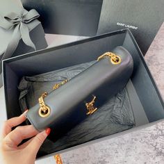 Size: 22cm*14cm*5cm It comes with Dust box, Care manual, Tag, and Paper bag. Leather Bags With Original Box For Gifts, Designer Everyday Box Bag For Mobile Phone, High-end Crossbody Shoulder Bag For Gift, Luxury Pouch Baguette Bag For Gift, Luxury Pouch Baguette Bag As Gift, Luxury Baguette Bag Pouch For Gifts, High-end Pouch Shoulder Bag As Gift, Gift Top Handle Shoulder Bag With Original Box, Luxury Baguette Crossbody Bag For Gift