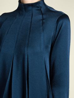 Blouse Casual Fashion, Mode Abaya, Fashion Top Outfits, Hijab Fashion Inspiration, Designs For Dresses, Business Outfit, Stylish Dress Designs, Muslimah Fashion